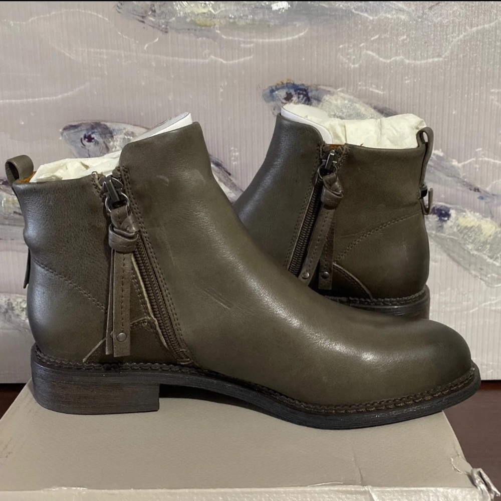 New Franco Sarto leather women size 7 booties gray